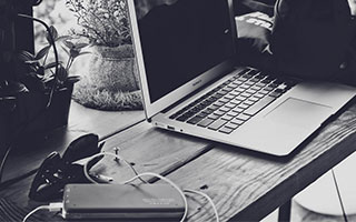 如何在TP官网获取最新交易观点并与专家交流？